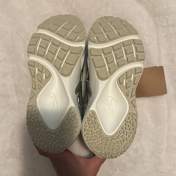 Nike huaraches. Green and pink. NWT Size 6.5 women’s - Picture 6 of 6